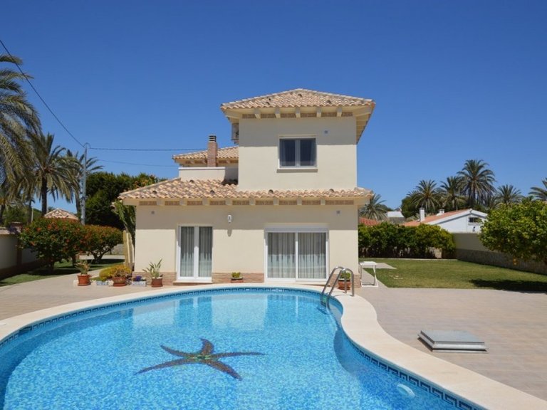 Villa for Sale in Cabo Roig, Alicante 1