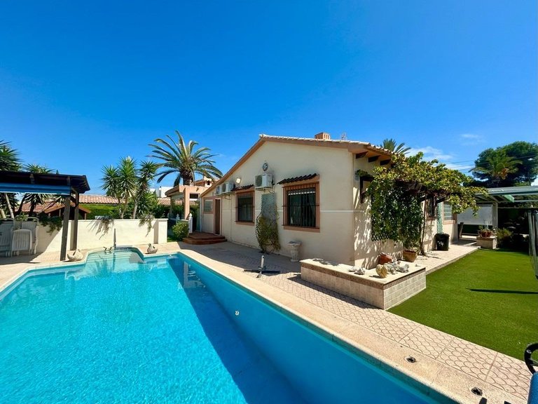 Villa for Sale in Cabo Roig, Alicante 1