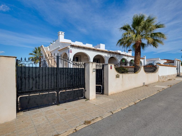 Villa for Sale in Costa Blanca Torrevieja, Alicante 40