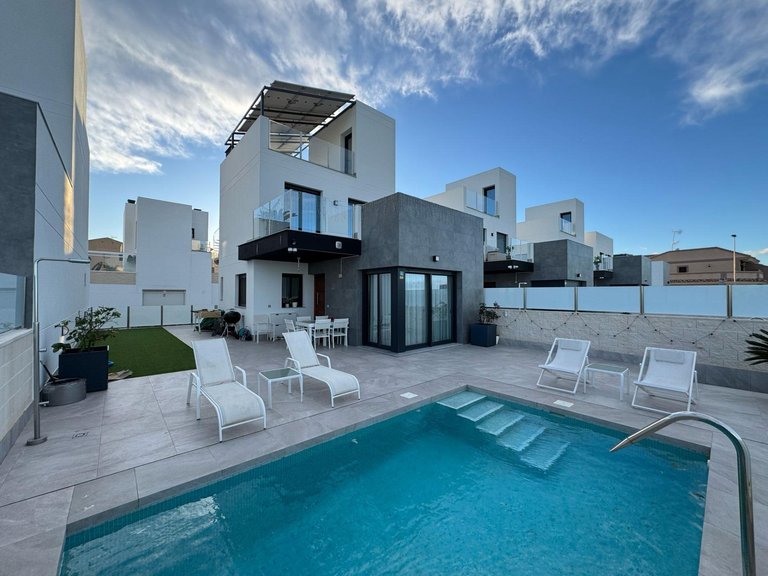 Villa for Sale in Costa Blanca Torrevieja, Alicante 1