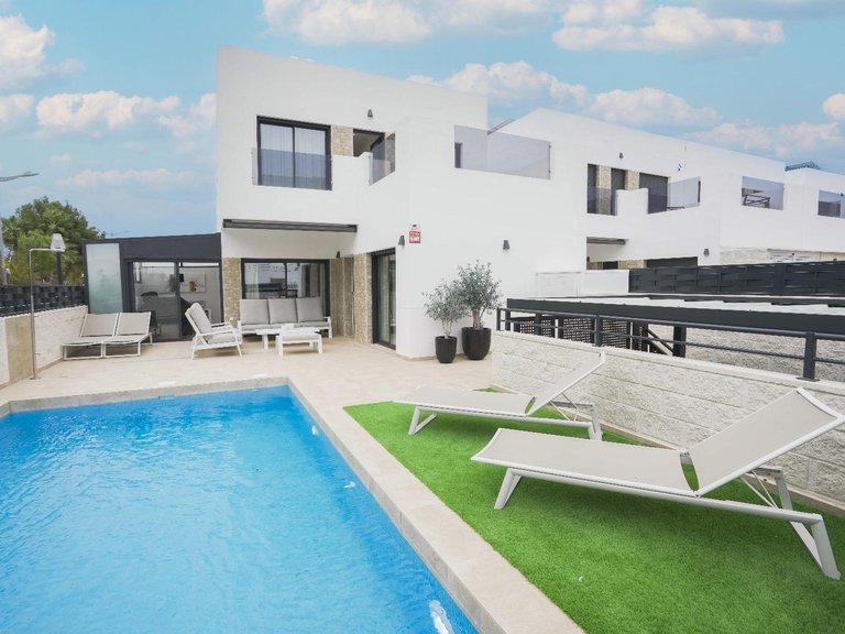 Villa for Sale in Dolores, Alicante 1