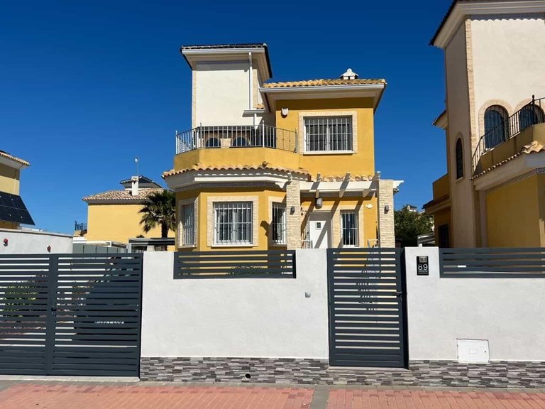 Villa for Sale in Inland Algorfa, Alicante 1