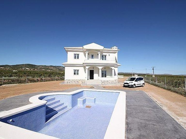 Villa for Sale in Pinoso, Alicante 2