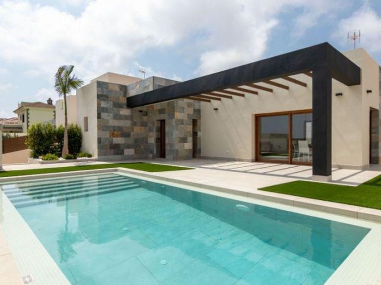 Villa for Sale in Torrevieja, Alicante 1