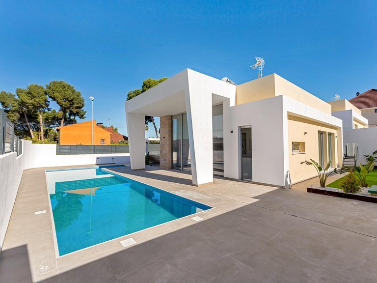 Villa for Sale in Torrevieja, Alicante, 48
