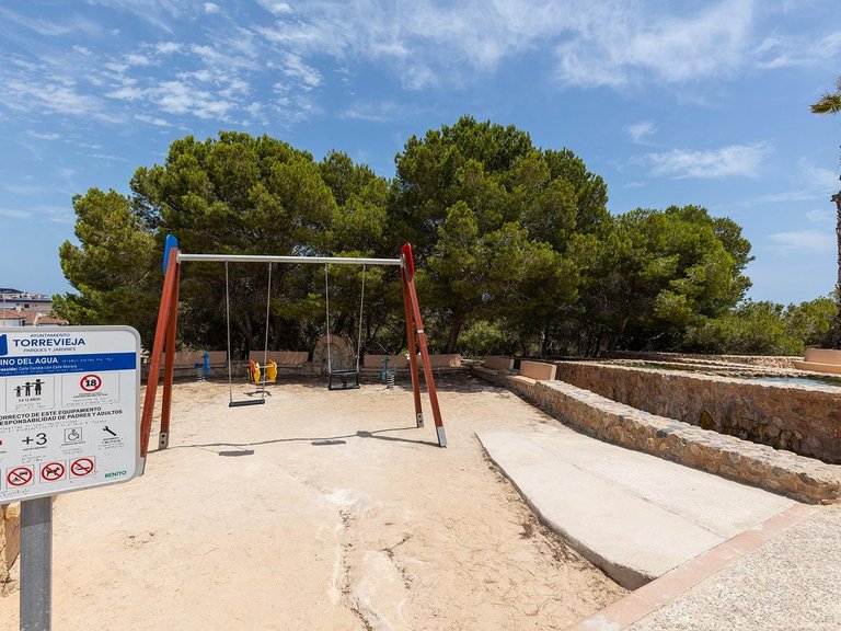 Villa for Sale in Torrevieja, Alicante, 27
