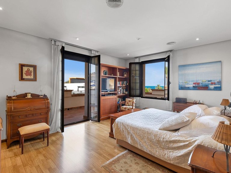 Villa for Sale in Torrevieja, Alicante, 45