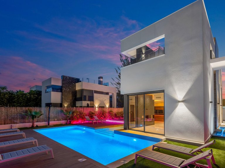 Villa for Sale in Torrevieja, Alicante, 13