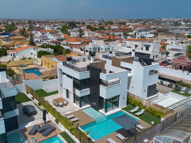 Villa for Sale in Torrevieja, Alicante, 3