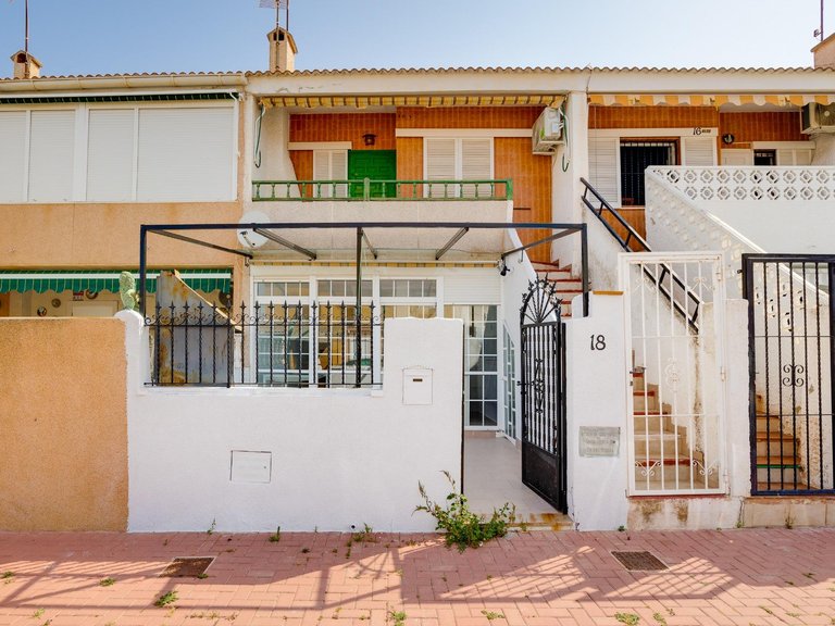 Villa for Sale in Torrevieja, Alicante, 26