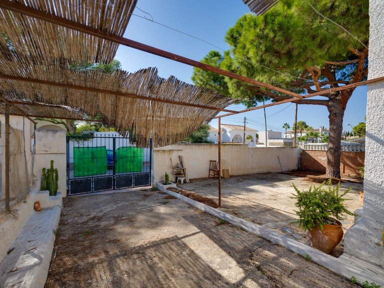 Villa for Sale in Torrevieja, Alicante, 34