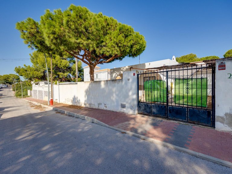 Villa for Sale in Torrevieja, Alicante, 38