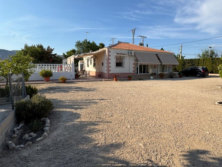 Villa for Sale in Inland Albatera, Alicante 1