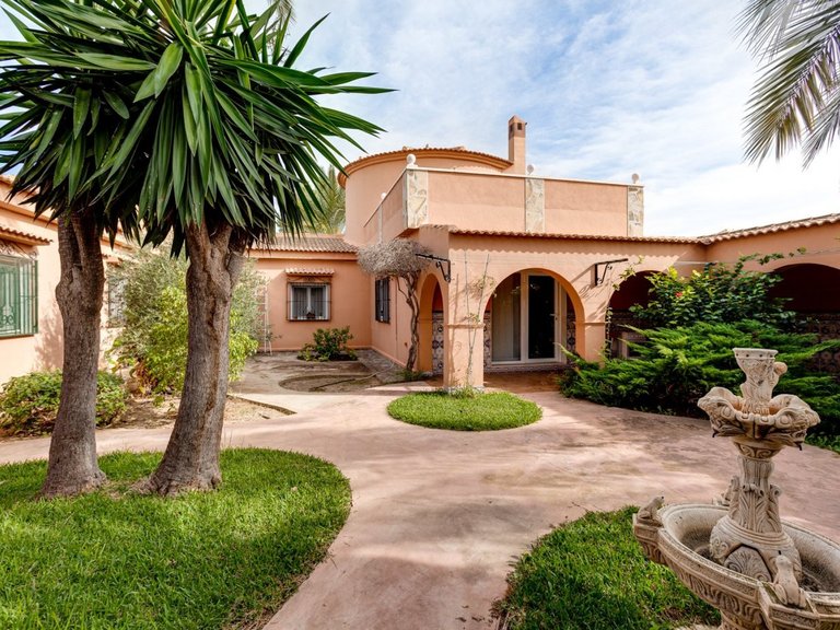 Villa for Sale in Costa Blanca Torrevieja, Alicante 1