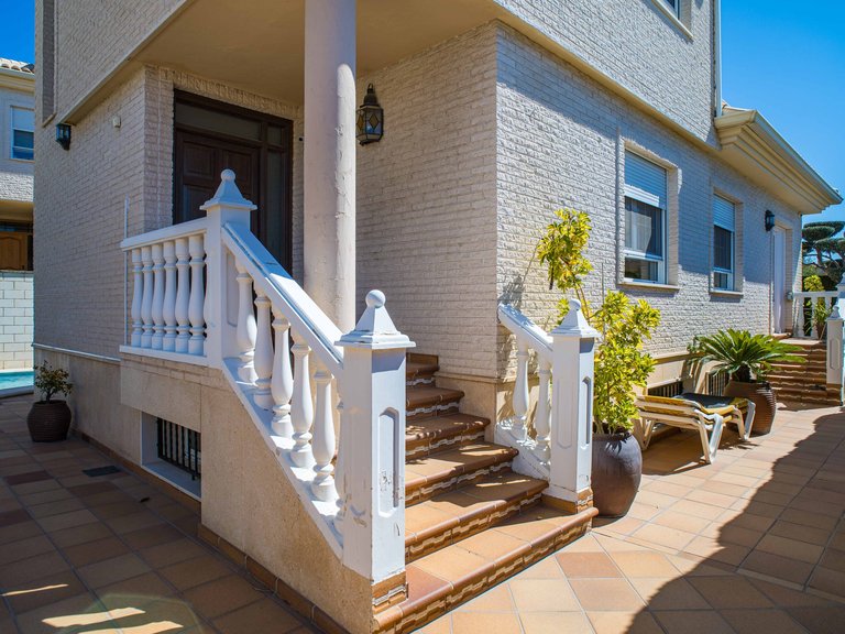Villa for Sale in Elda, Alicante 2