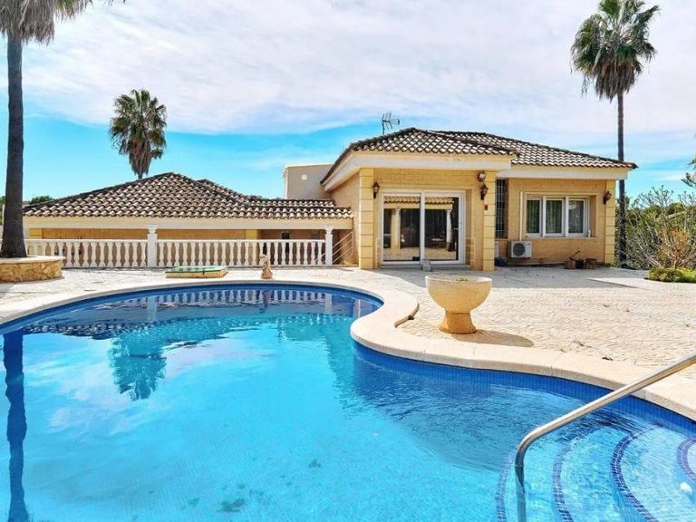 Villa for Sale in Campoamor, Alicante 3