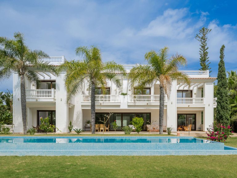 Villa for Sale in Atalaya Isdabe, Malaga 1