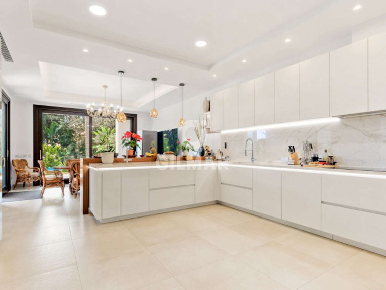 Villa for Sale in Atalaya Isdabe, Malaga 4