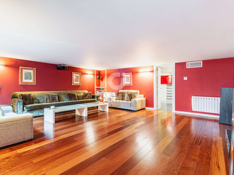 Town House for Sale in Madrid, Madrid 18