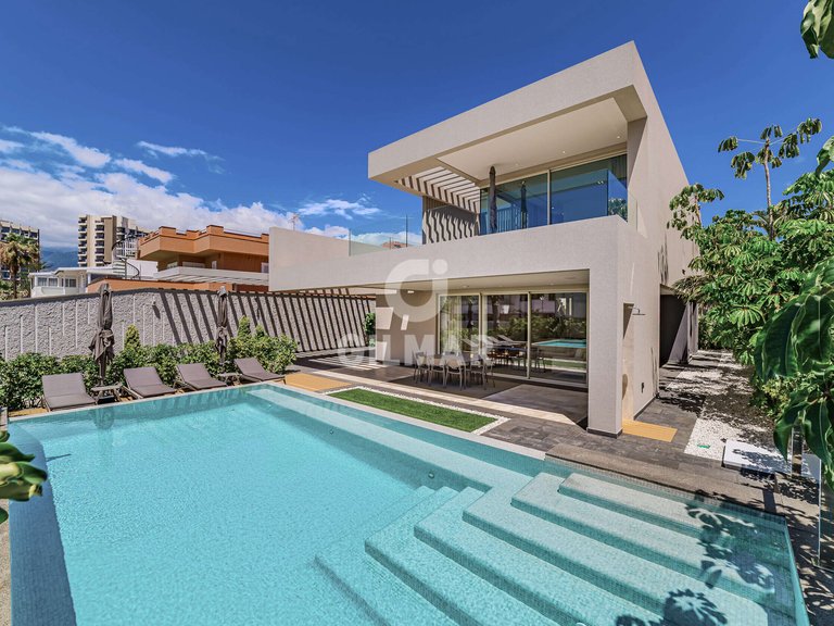 Villa for Sale in Playa De La AmÉricas, Tenerife 1