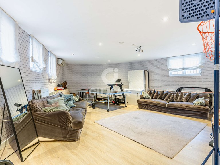 Town House for Sale in Madrid, Madrid 30
