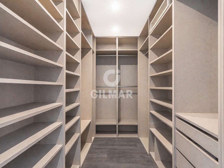 Town House for Sale in Madrid, Madrid 18