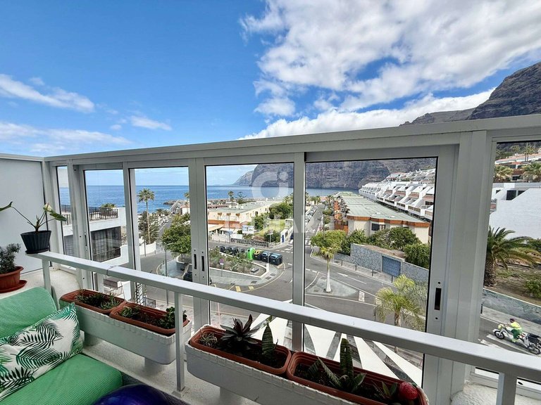 Apartment for Sale in Acantilados De Los Gigantes, Tenerife 1