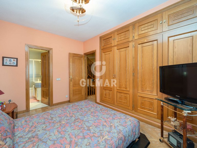 Town House for Sale in Madrid, Madrid 16