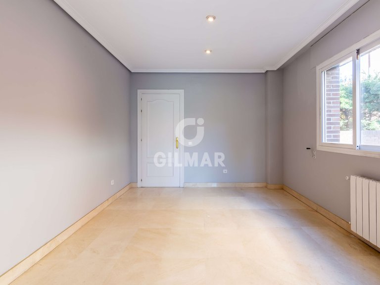 Town House for Rent in Madrid, Madrid 18