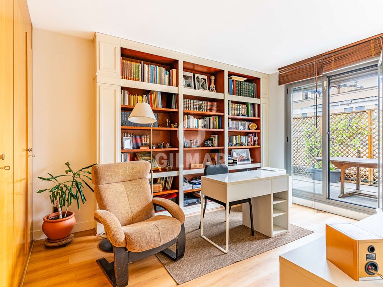 Town House for Sale in Madrid, Madrid 18