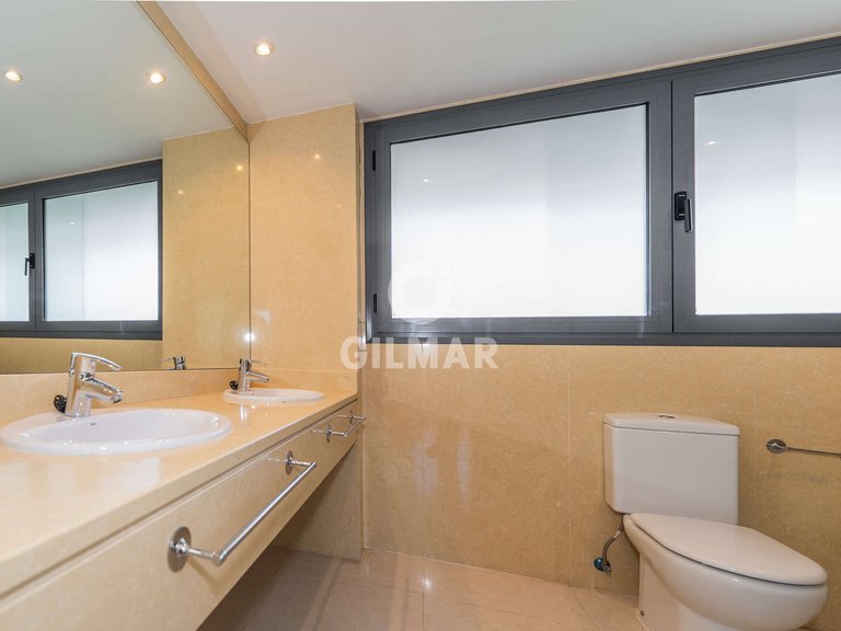 Town House for Sale in Madrid, Madrid 28