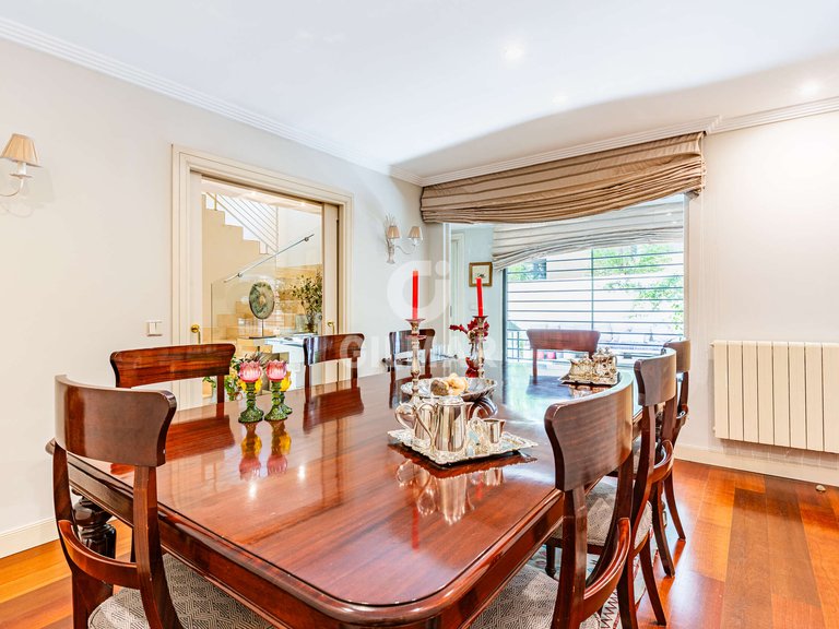 Town House for Sale in Madrid, Madrid 16
