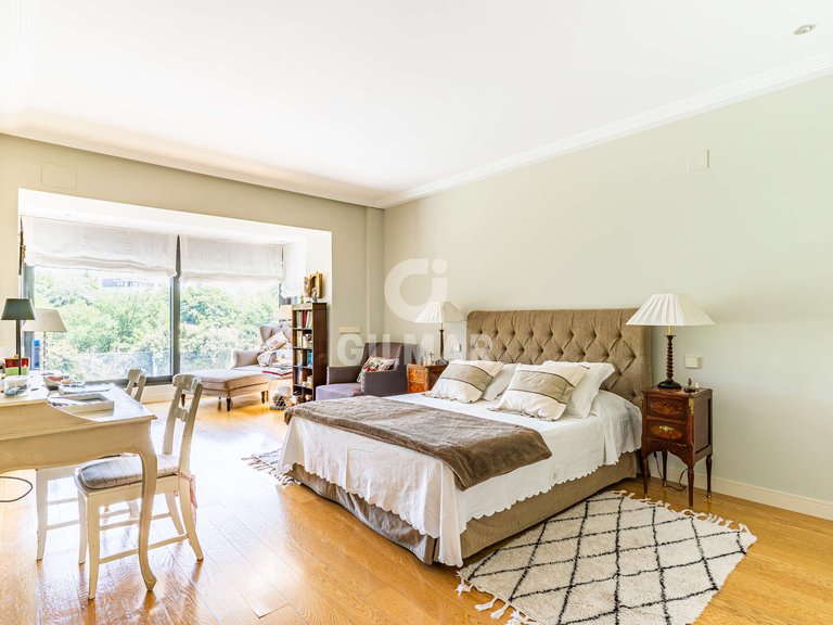 Town House for Sale in Madrid, Madrid 17