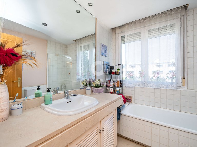 Town House for Sale in Madrid, Madrid 17