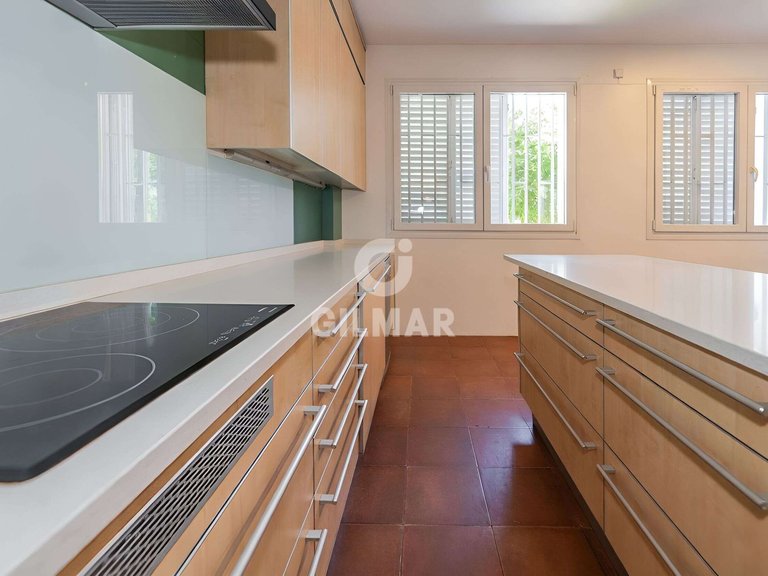 Town House for Sale in Madrid, Madrid 17