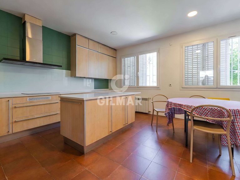 Town House for Sale in Madrid, Madrid 16