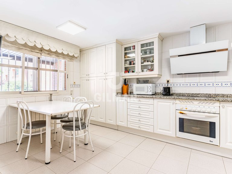 Town House for Sale in Madrid, Madrid 13