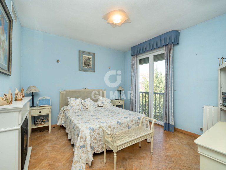 Town House for Sale in Madrid, Madrid 18