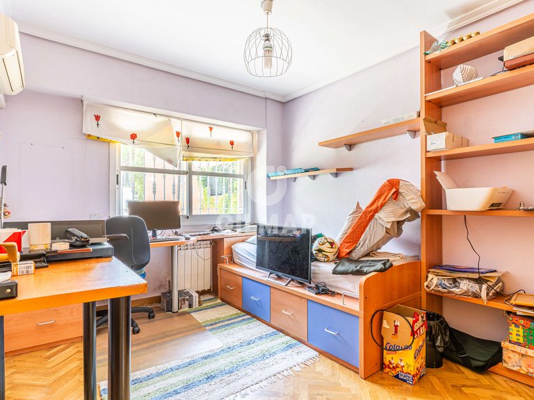 Town House for Sale in Madrid, Madrid 17