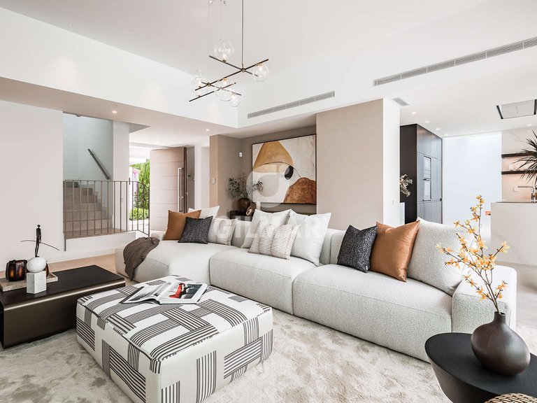 Villa for Sale in Paraiso-barronal, Malaga 5
