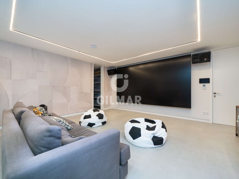 Villa for Sale in Madrid, Madrid 28