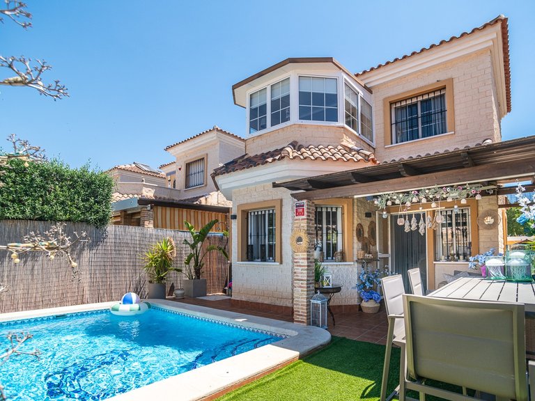 Villa for Sale in El Raso, Alicante 2