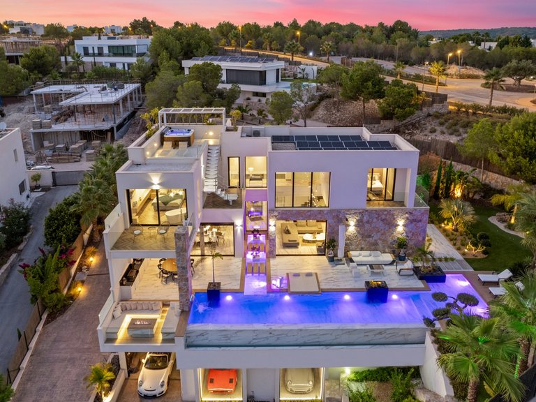 Villa for Sale in Las Colinas Golf Resort, Las Colinas Golf, Alicante 1