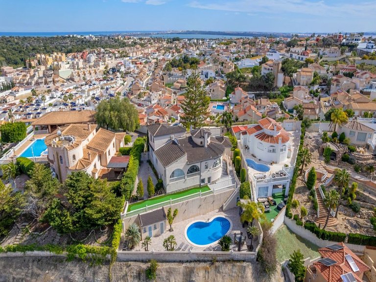 Villa for Sale in La Marquesa Golf, Rojales, Alicante 1