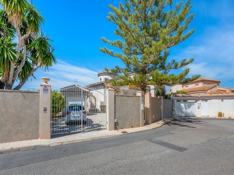 Villa for Sale in La Marquesa Golf, Rojales, Alicante 2