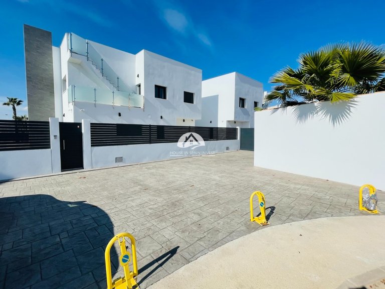 Villa for Sale in Torrevieja Torrevieja, Alicante 3
