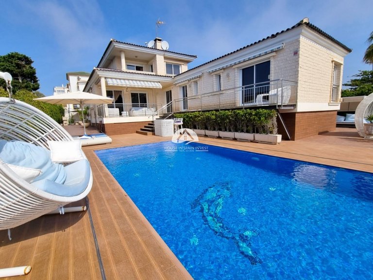Villa for Sale in La Mata Torrevieja, Alicante 1