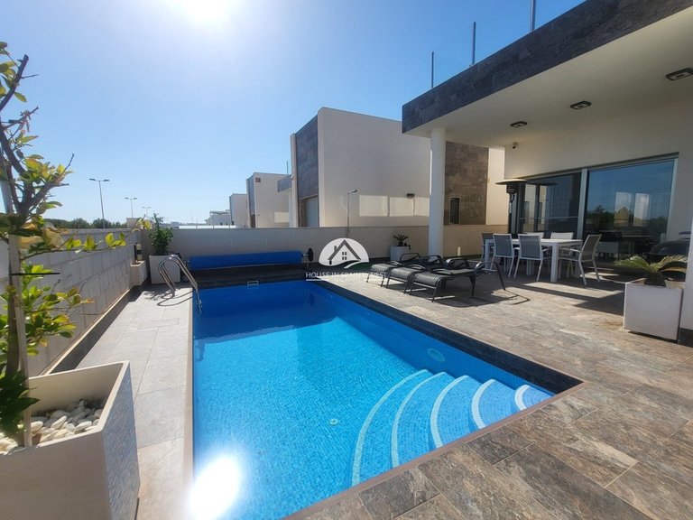 Villa for Sale in Villamartín - Las Filipinas Orihuela Costa, Alicante 2