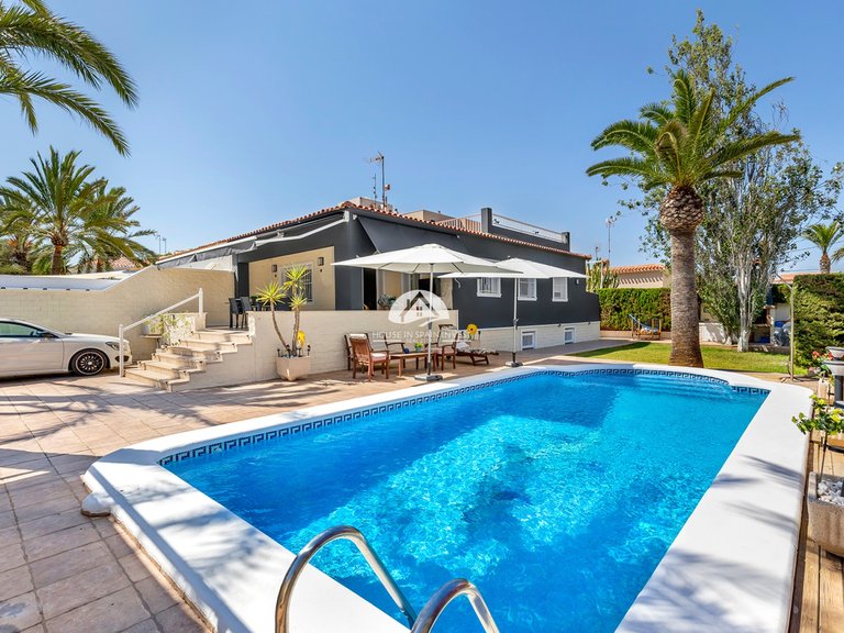 Villa for Sale in Punta Prima Torrevieja, Alicante 2