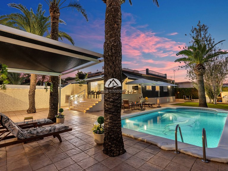 Villa for Sale in Punta Prima Torrevieja, Alicante 33
